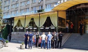 В Краматорске проверяют информацию о заминировании гостиницы в центре города