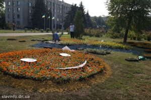 На Соборній площі буде вже дві квіткові композиції