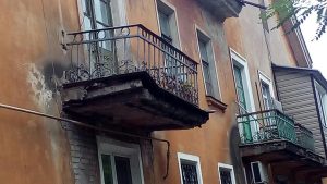 Аварийно-опасные балконы в Славянске