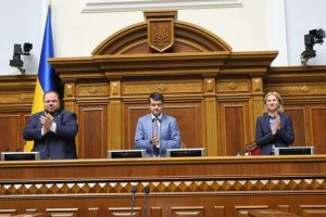 Депутаты урезали себе зарплаты