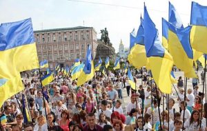 Украинцы дают 70% доверия Зеленскому, 45% – Кабмина и Рады – 44%