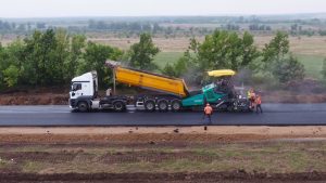 400 единиц техники работает круглосуточно на магистрали Мариуполь-Запорожье