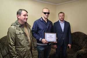 Заслуженный мастер спорта, Герой Украины Виктор Смирнов получил в Славянске квартиру