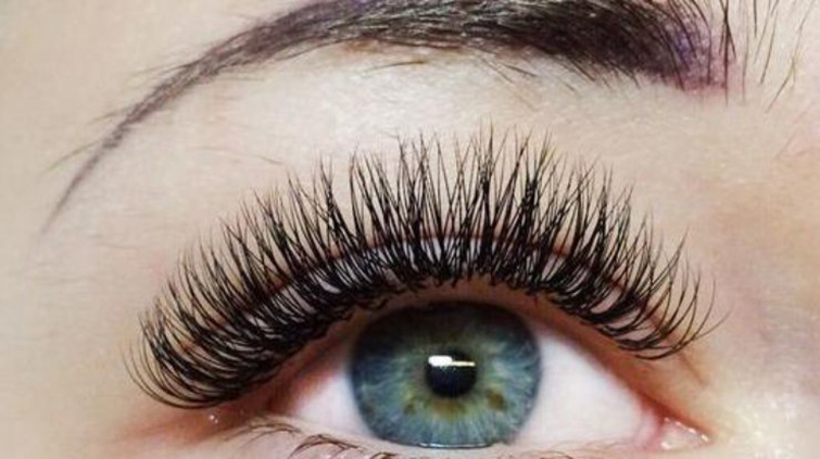 Чем опасно наращивание ресниц