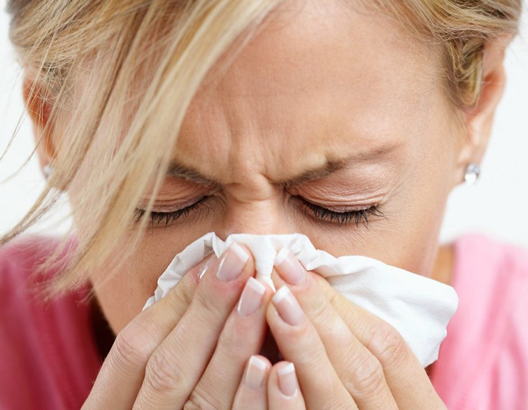При насморке лучше использовать капли, а не спрей