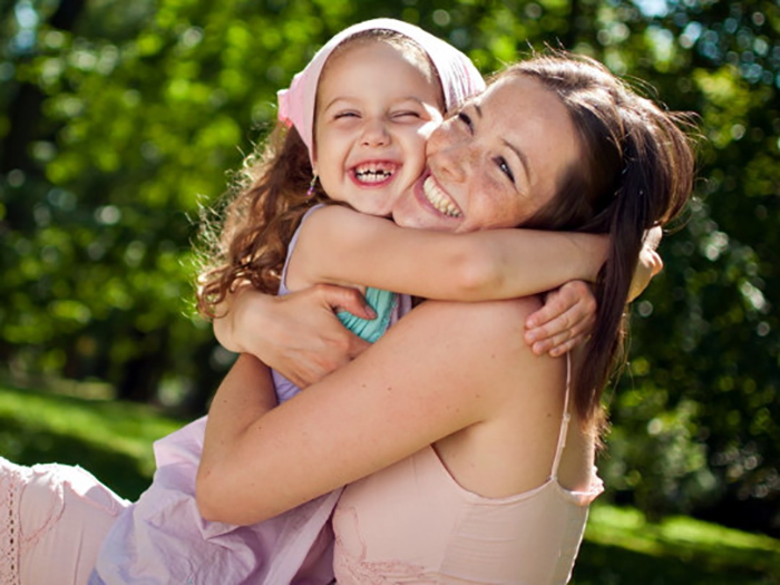 Чтобы ребенок лучше усваивал информацию в школе, его нужно чаще обнимать