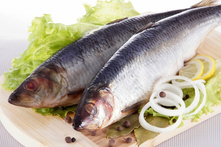 Кому нельзя есть селедку