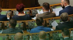 “Слуги народа” провинились и отдали зарплату