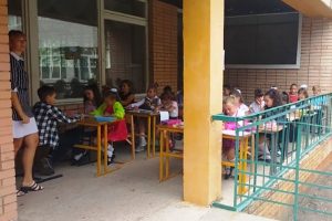 В ОШ №9 Краматорска уроки проводят на улице