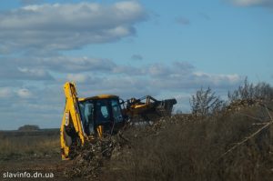 Комунальна техніка на нелегальному звалищі сміття