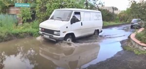 Потоки дождевой воды подтапливают дома в Славянске