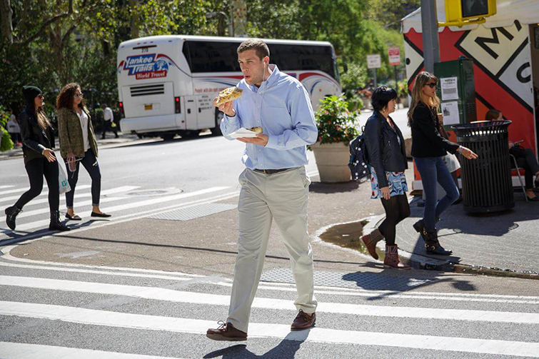 Эксперты объяснили, почему есть стоя опасно для здоровья