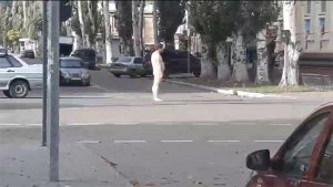 Восьмой день подряд голый мужчина выходит на перекресток в центре Славянска