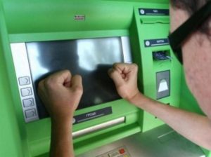 Как за 3 минуты вернуть карточку, которую «съел» банкомат