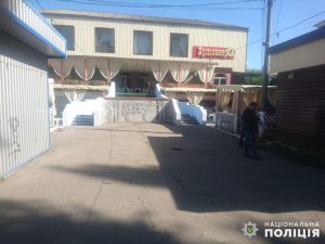 Славянские полицейские проверяют сообщение о минировании развлекательного заведения в центре города