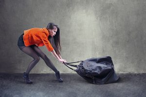Почему женщинам нельзя носить тяжести