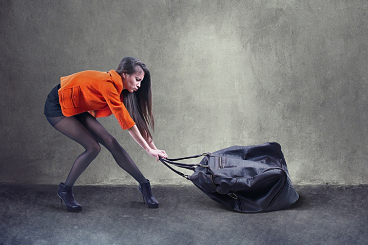 Почему женщинам нельзя носить тяжести