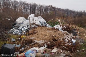 У владі обіцяють, що сміття з нелегального звалища буде вивозитися