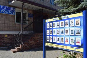 Житель Лимана, что скрывался от суда, был найден полицейскими под кроватью