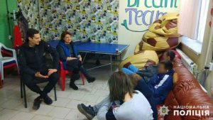 В Славянске полицейские с лиговцами провели профилактические акции и запустили флешмоб против курения