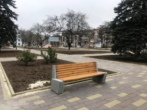В сквере «Лабиринт» возле ДК НКМЗ в Краматорске установили лавочки