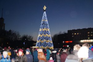 У Слов’янську засвітилися вогні новорічної ялинки