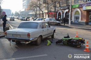 В центре Славянска в ДТП пострадал водитель скутера