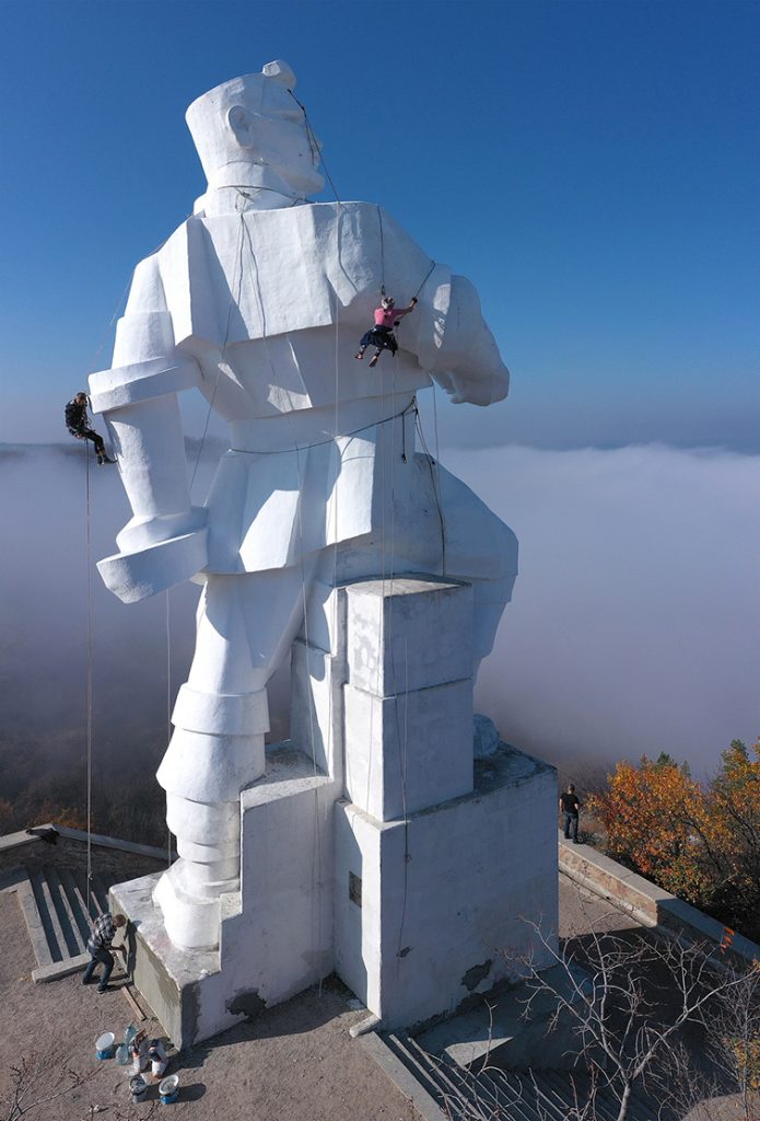 Осенняя реставрация памятника Артема в Святогорске. Фотофакт