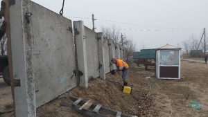Недоступный пляж: Голубые озера огородили бетонным забором