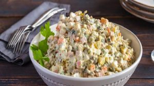 Оливье по-новому: необычные рецепты традиционного блюда