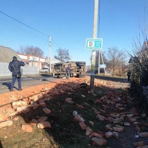 В Былбасовке перевернулся грузовик с кирпичами. Фотофакт