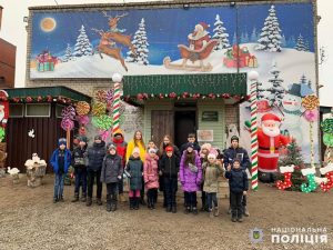 Дети славянских полицейских посетили фабрику елочных игрушек