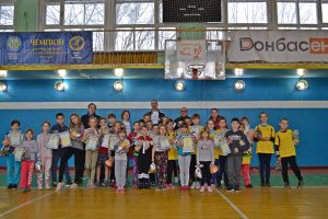 В Славянске юные пятиборцы посоревновались в эстафетах «Веселые старты», посвященных Дню святого Николая