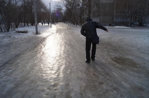 Как не упасть на льду: травматологи рассказали о самом важном