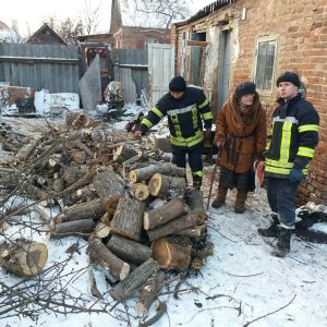 Спасатели Славянска помогают одиноким пожилым людям
