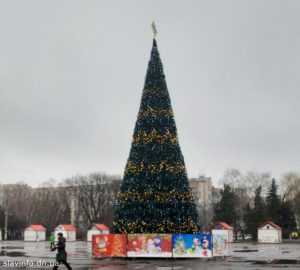 Дощ та мряка, але новорічна ялинка у Слов’янську на площі досі стоїть