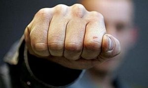 Бив у живіт: Тілесними ушкодженнями закінчився для жителя Лиману конфлікт із батьком