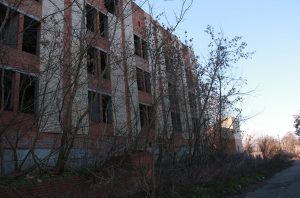 Здание недостроенной больницы в Славянске. Фотофакт