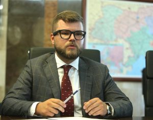 Кабмин уволил главу “Укрзализныци” Кравцова