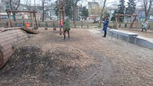 Качели сломаны или во что превратилась новая площадка в сквере “Мрия”
