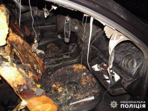 Кинув у салон запальну суміш: у Лимані чоловік підпалив авто знайомого через ревнощі
