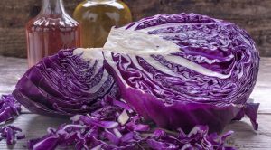 Почему фиолетовая капуста полезнее белокочанной и как ее готовить