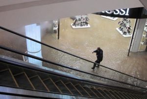 В наших ТРЦ возможно все: от прорывов теплотрасс до пожаров. Как спасаться?