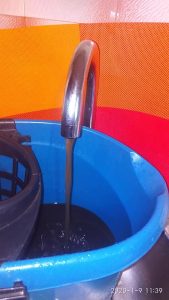 В доме по ул. Свободы в Славянске из-под крана течет непригодная вода. Фотофакт