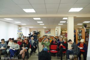 Форум «Розмова на рівних»: переселенці, як вирвані дерева