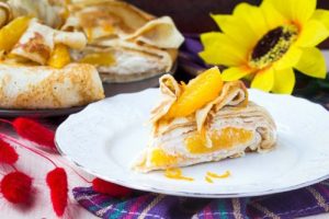 Блинный торт с апельсином и взбитыми сливками «Искушение гурмана»