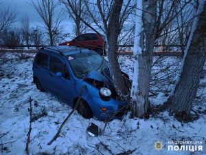 Увечері в Лиманському районі автомобіль зіштовхнувся з деревом