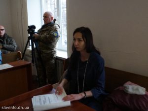 Прокурор хоче щоб звинуваченого у нарузі над прапором привели на суд примусово