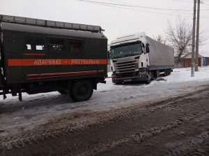 Рятувальники витягли вантажний автомобіль, який застряг на узбіччі