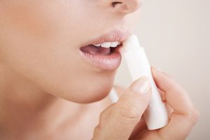 Как ухаживать за губами зимой: советы дерматолога
